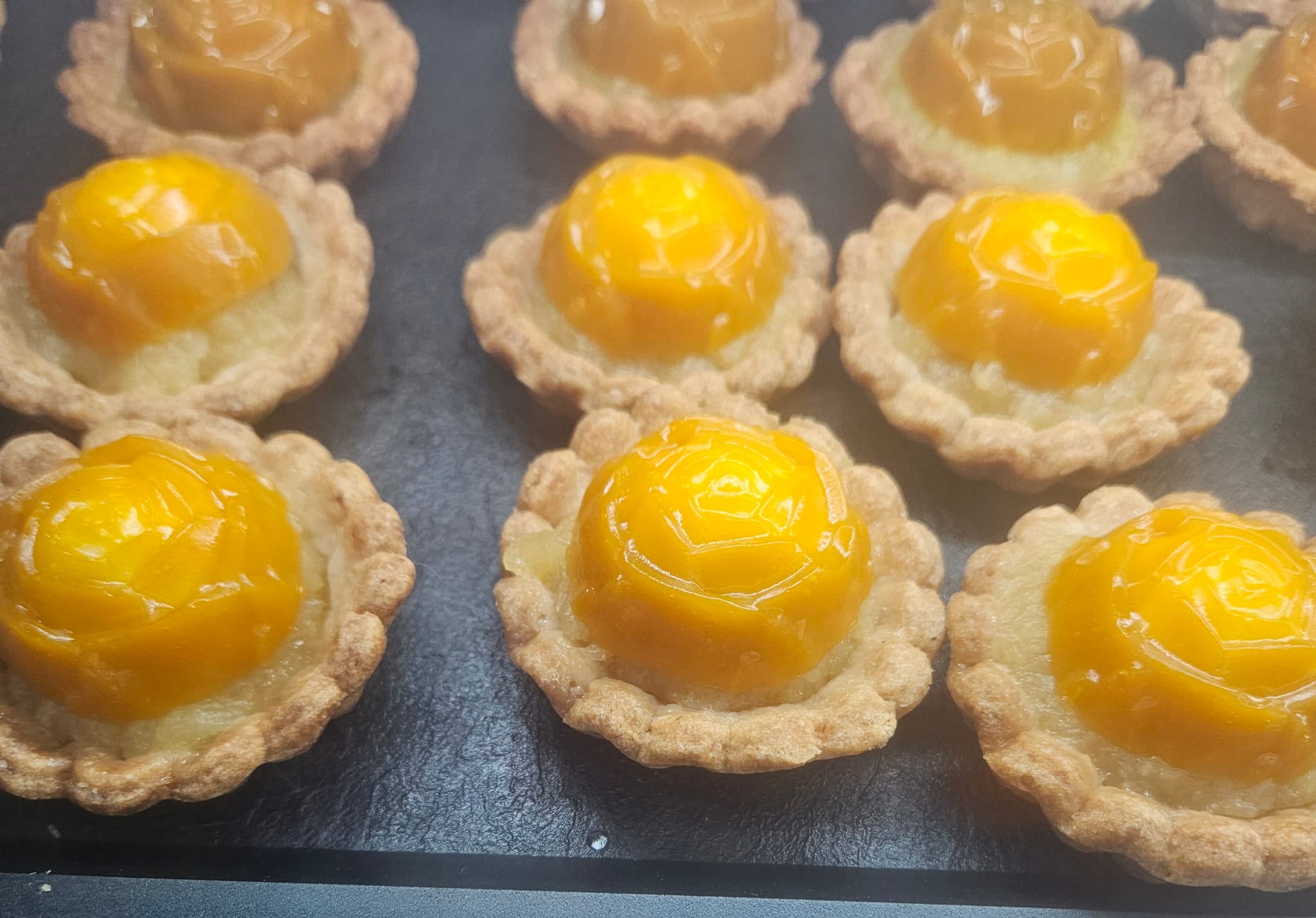 Tartelettes Roses ExotiquesCompotée Ananas sur Insert Citron Vert glaçage Mangue